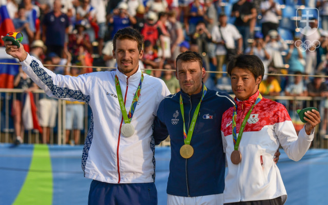 Stupeň víťazov na súťaži v C1: zľava strieborný Matej Beňuš, víťazný Francúz Denis Gargaud Chanut a bronzový Japonec Takuja Haneda, ktorý povedal, že polovica jeho medaily je slovenská.