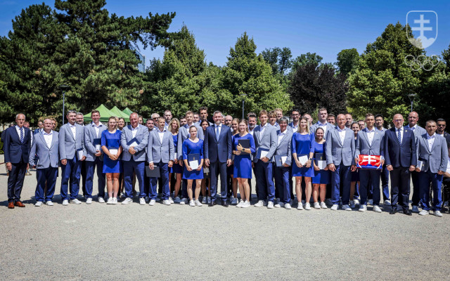 Členovia olympijskej výpravy SR s prezidentom SR Petrom Pellegrinim počas slávnostného sľubu pred odchodom do Paríža.