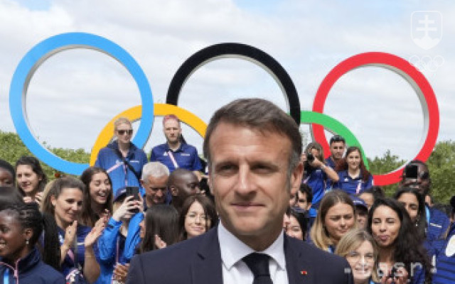 Macron naznačil, že novú vládu vymenuje až po skončení olympiády
