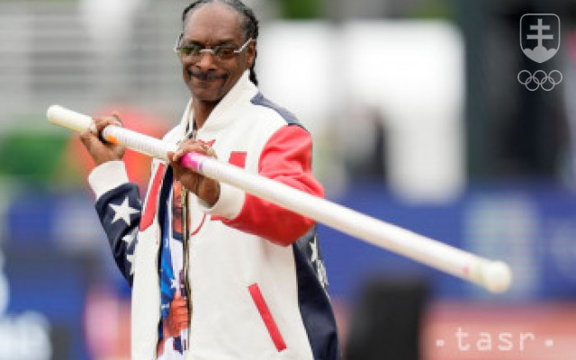 Snoop Dogg ponesie olympijskú pochodeň