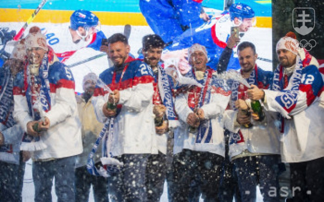 Bronzoví hokejisti sú už na Slovensku, privítal ich dav fanúšikov