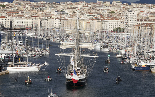 Takto to vyzeralo počas príchodu plachetnice Belem s olympijským ohňom 8. mája v Marseille.