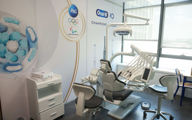 Súčasťou olympijskej dediny je aj moderná poliklinika s ambulanciou zubára.