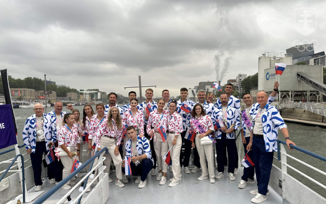 Členovia slovenskej výpravy počas plavby po Seine počas otvorenia Hier XXXIII. olympiády