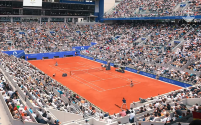 Tenisový areál Rolanda Garrosa je jedno z mála športovísk, na ktorých sa majú objaviť športovci z Ruska či Bieloruska.