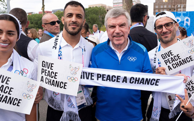 Prezident MOV Thomas Bach so športovcami vyzýva, aby dal svet šancu mieru