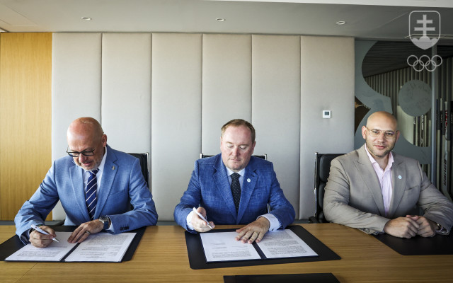 Na snímke zľava Anton Siekel, Michal Ďuriš a Matej Fekete pri podpise memoranda o spolupráci. 