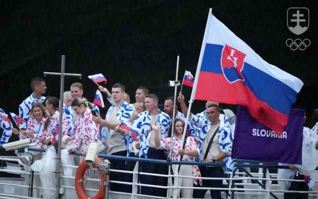 Zuzana Paňková a Jakub Grigar s vlajkou SR počas plavby po Seine. 