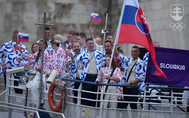 Zuzana Paňková a Jakub Grigar s vlajkou SR počas plavby po Seine. 