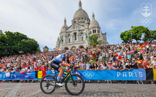 Nora Jenčušová počas olympijských pretekov v Paríži pred Sacre Coeur. 