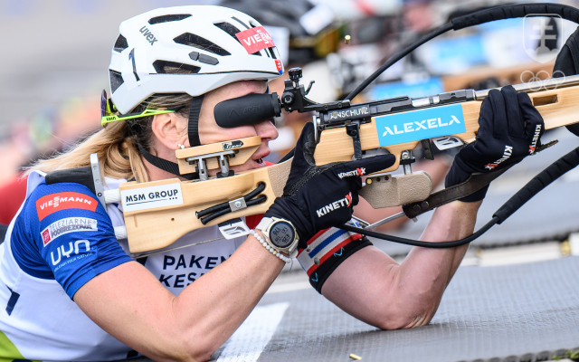 Paulína Bátovská Fialková na strelnici v Otepää.