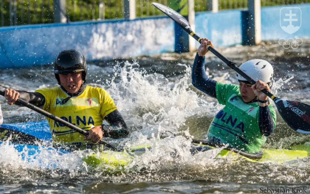 Filip Duda (vľavo) na trati kajak krosu v Krakove.