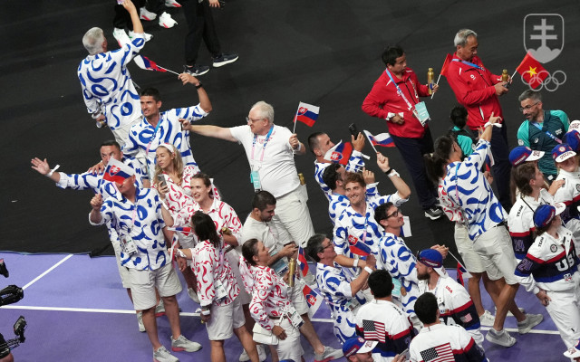 Časť slovenskej výpravy počas záverečného ceremoniálu OH 2024.