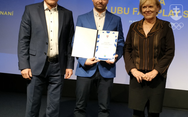 Lukáš Mareček (v strede) s diplomom Klubu fair play SOŠV