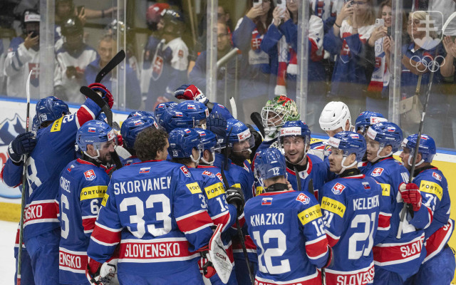 Slovenskí hokejisti po výhre nad Kazachstanom 3:1 oslavujú postup na ZOH 2026. 