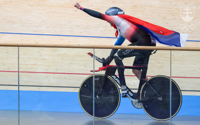 Jozef Metelka oslavuje triumf v stíhacích pretekoch na 4 km na PH v Paríži. 