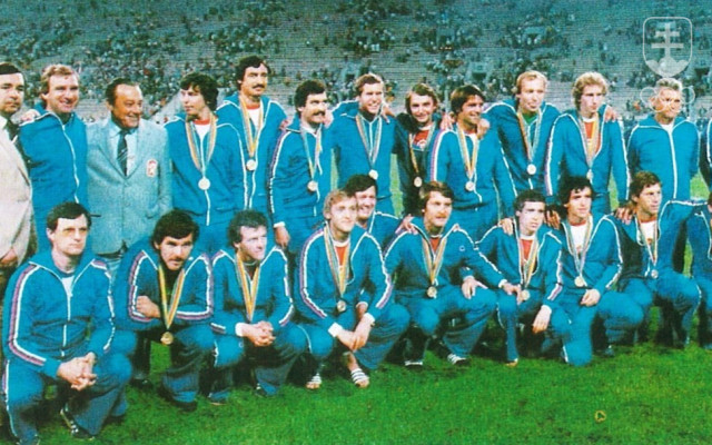 Zlatý futbalový tím ČSSR z OH 1980 v Moskve. Z dvojice Slovákov Stanislav Seman v pokľadu druhý zľava a František Kunzo v druhom rade štvrtý zľava.
