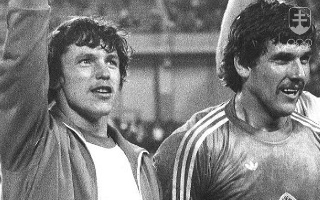 Obrovská radosť Františka Kunza a Stanislava Semana z historického olympijského triumfu v Moskve 1980. V zlatom družstve ČSSR boli oni dvaja jediní hráči zo Slovenska.