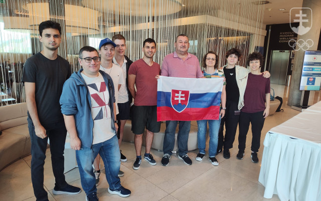 Slovenskí šachisti pred odchodom na olympiádu do Budapešti.