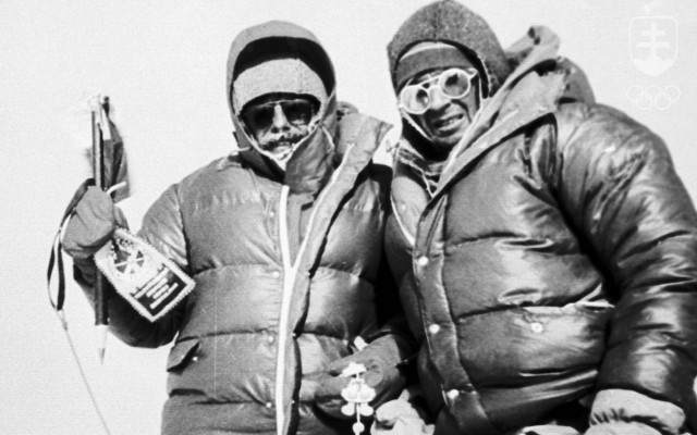 Slovenskí horolezci Zoltán Demján / vľavo / a Jozef Psotka vystúpili 15. októbra 1984 na najvyššiu horu sveta Mount Everest.