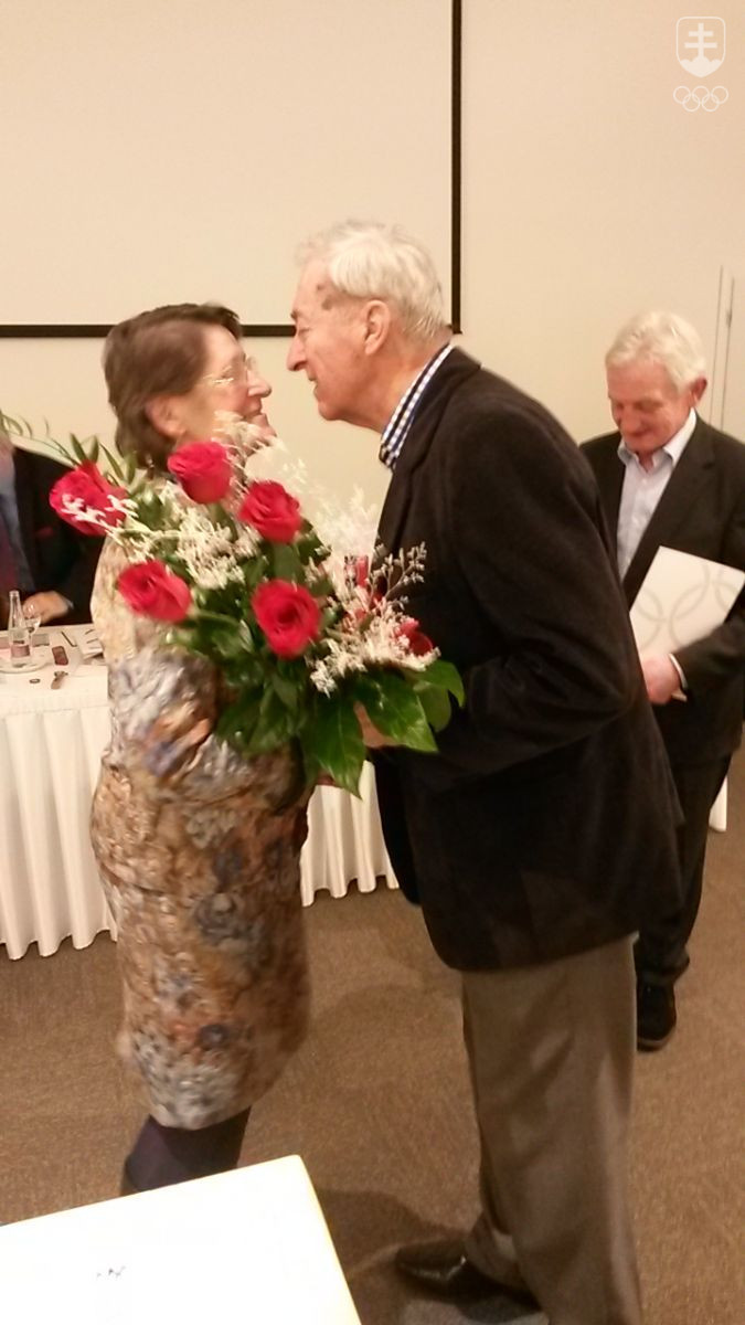 Viera Bebčáková prijíma gratuláciu od Ivana Čierneho. FOTO: IVANA MOTOLÍKOVÁ