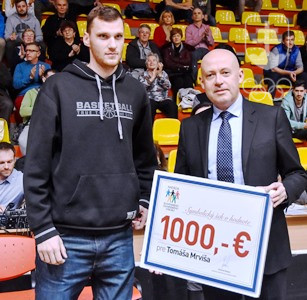 Symbolický šek na 1000 eur odovzdal Tomášovi Mrvišovi predseda správnej rady Nadácie SOV Anton Siekel. FOTO: JÁN SÚKUP