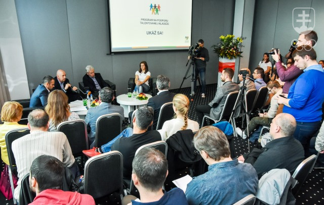 Z mediálnej prezentácie projektu Ukáž sa! S mikrofónom predseda správnej rady Nadácie SOV Anton Siekel, vedľa neho prezident SOV František Chmelár a vpravo Danka Barteková. FOTO: JÁN SÚKUP