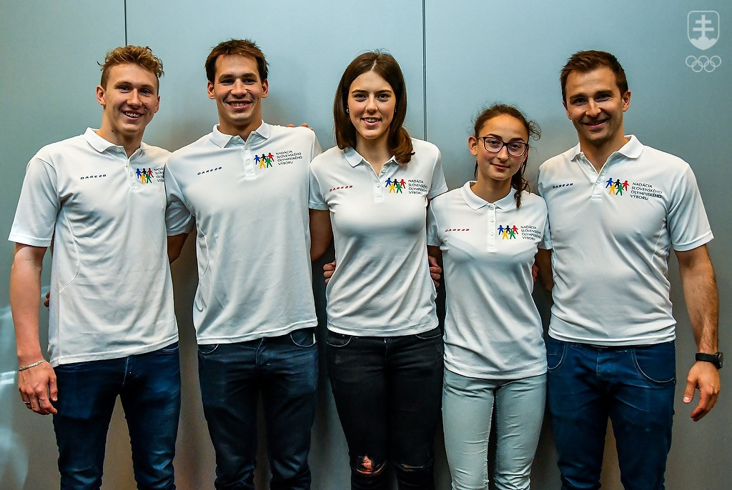 Po spoločnej fotografii traja ambasádori projektu Ukáž sa! a dvaja držitelia vlaňajších grantov - zľava Adam Halász, Richard Nagy, Petra Vlhová, Vanda Michalková a Dominik Graňák. FOTO: JÁN SÚKUP