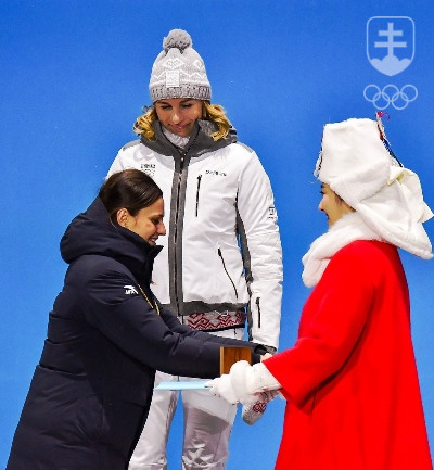 Danka Barteková pri dekorovaní Naste Kuzminovou jej prvou pjongčanskou medailou. FOTO: JÁN SÚKUP