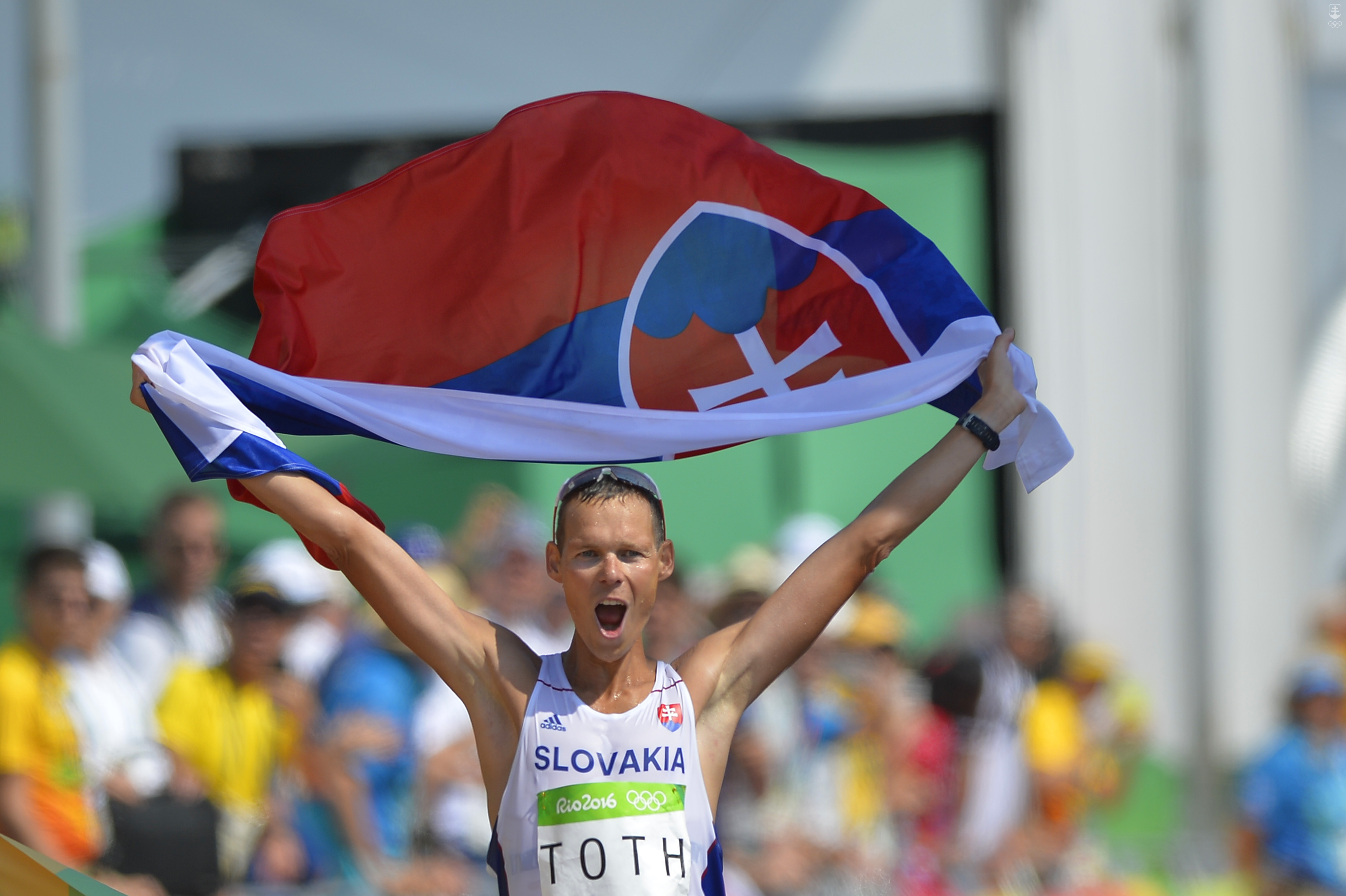 Matej Tóth oslavuje víťazstvo a zisk zlatej olympijskej medaily.