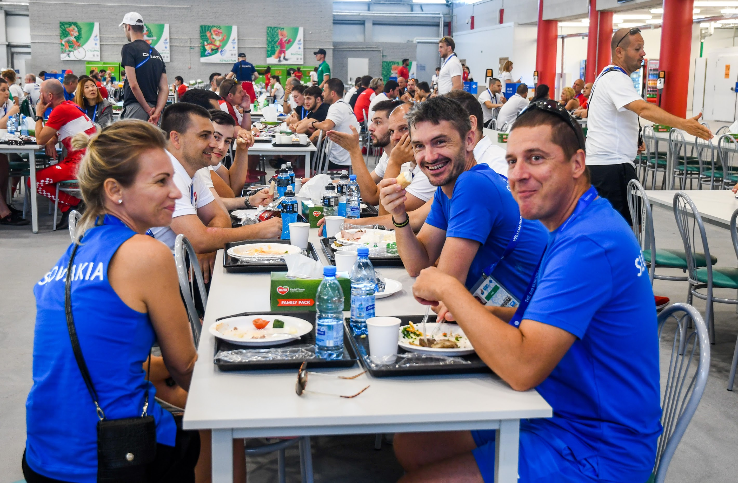 Na multišportových podujatiach si športovci môžu vyberať z bohatej ponuky stravy. Na fotografii z jedálne v dedine na Európskych hrách 2019 v Minsku slovenskí strelci.