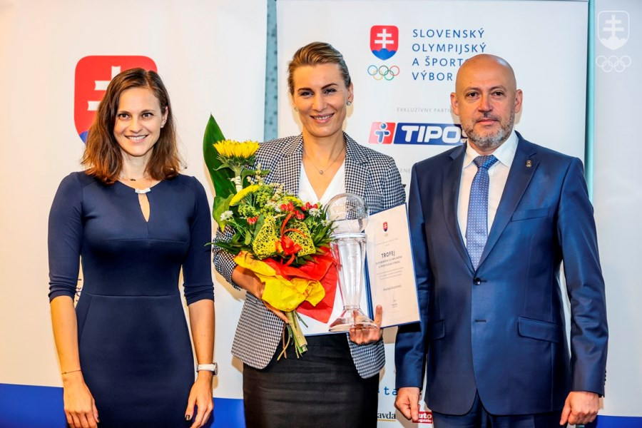 Najvyššie výročné ocenenie SOŠV - Trofej SOŠV - si na minuloročnom valnom zhromaždení SOŠV prevzala biatlonistka Anastasia Kuzminová. Odovzdali jej ho členka MOV Danka Barteková a prezident SOŠV Anton Siekel.