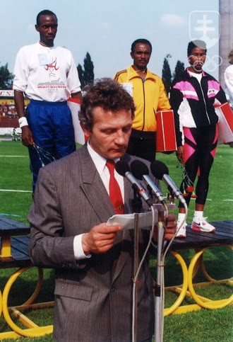 František Chmelár v roku 1990 ako predseda organizačného výboru atletického mítingu Pravda - Televízia - Slovnaft v Bratislave.