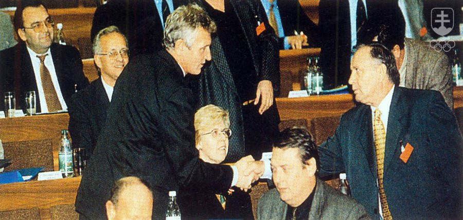 Momentka hneď po zvolení Františka Chmelár za predsedu SOV v novembri 1999. Prvým gratulantom bol jeho hlavný súper vo voľbách, nedávno zosnulý slávny futbalový tréner Jozef Vengloš.