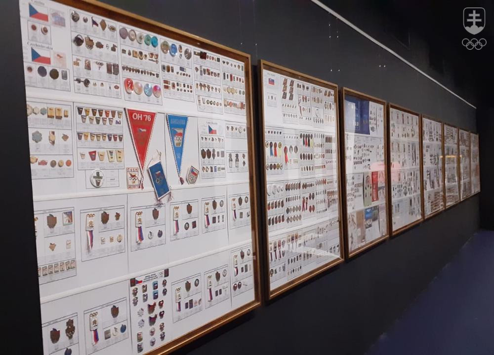 Časť zbierky olympijských odznakov Branislava Deleja vo výstavných priestoroch Slovenského olympijského a športového múzea v renovovanom Dome športu.
