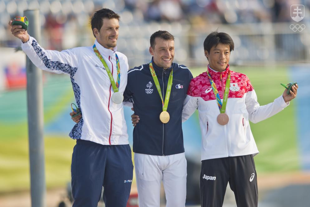 Medailisti v C1 na OH 2016 v Riu de Janeiro - zľava strieborný Slovák Matej Beňuš, zlatý Francúz Denis Gargaud Chanut a bronzový Japonec Takuja Haneda.