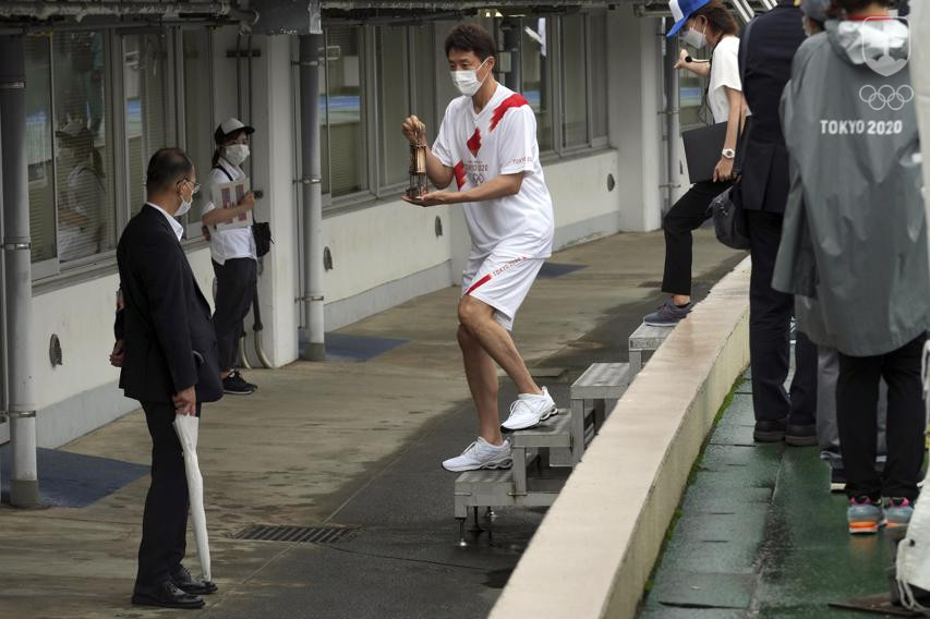 Štafeta s olympijským ohňom už od piatka 9. júla putuje po území metropolitného Tokia. Táto fotografia je z jej úvodnej zastávky v Olympijskom parku Komazawa. Štafeta vyvrcholí 23. júla počas otváracieho ceremoniálu na Národnom štadióne v Tokiu.