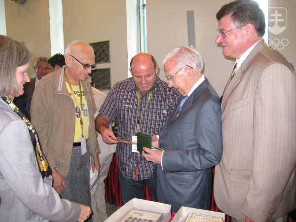 Bývalý prezident Medzinárodného olympijského výboru Juan Antonio Samaranch medzi slovenskými zberateľmi na& medzinárodnom výmennom stretnutí vo Varšave v roku 2009. Branislav Delej na snímke druhý zľava.
