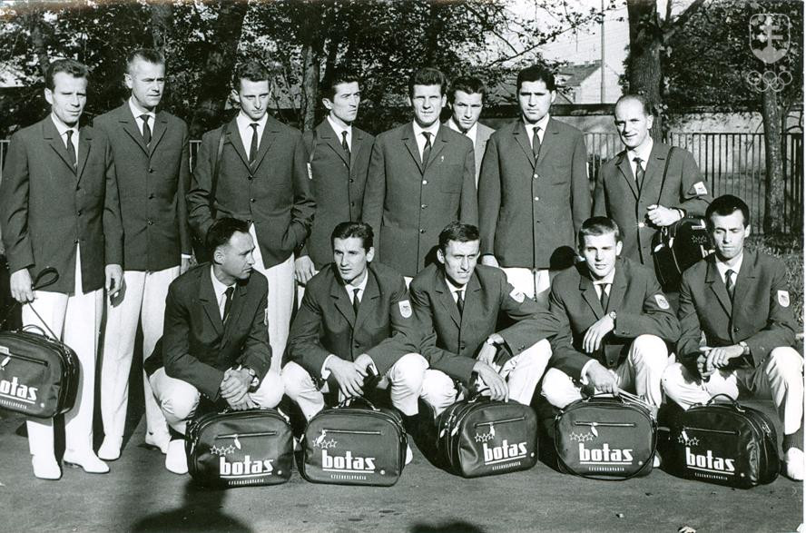 Družstvo volejbalistov ČSSR pred odchodom na OH 1964 v Tokiu. Jozef Labuda v prvom rade druhý zľava. Hneď za ním stojí druhý Slovák v olympijskom téme Bohumil Golian, vpravo od Labudu je zase v pokľaku Čech Pavel Schenk, ktorý mal neskôr na Slovensku mimoriadne úspešnú kariéru ako tréner Slávie UK Bratislava v jej najslávnejšom období.