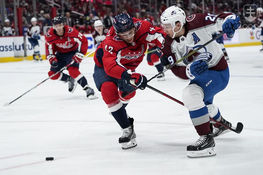 Na ilustračnej fotografii zo zápasu NHL slovenský obranca Washingtonu Capitals Martin Feherváry (vľavo) v súboji s útočníkom Colorada Avalanche Nathanom MacKinnonom.