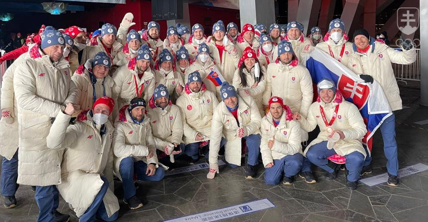 Na fotografii zo záverečného ceremoniálu ZOH v Pekingu väčšina členov bronzového tímu hokejistov spolu s ďalšími členmi slovenskej výpravy.