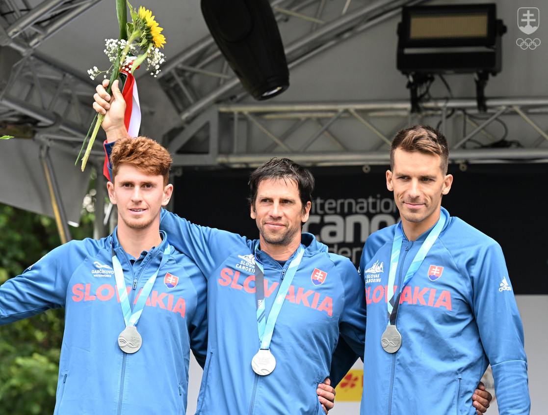 Členovia striebornej hliadky slovenských singlkanoistov (zľava) Marko Mirgorodský, Alexander Slafkovský a Matej Beňuš.