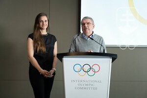 Aktuálna viceprezidentka SOŠV Danka Barteková (na fotografii s prezidentom MOV Thomasom Bachom) je od júla 2013 s krátkou prestávkou členka Medzinárodného olympijského výboru.