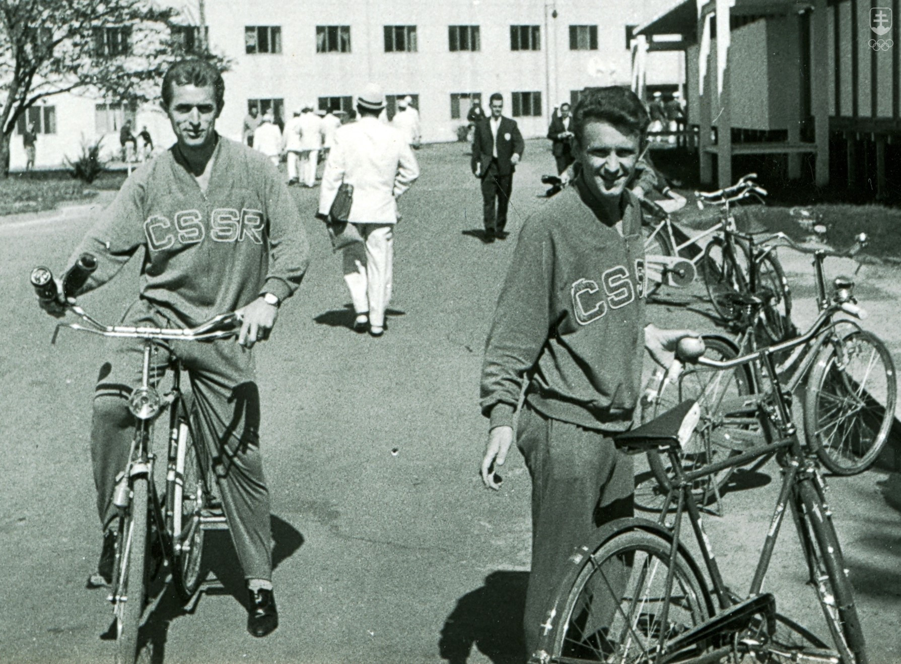 Na vzácnej fotografii z OH 1964 v Tokiu s bicyklami v olympijskej dedine dvaja členovia strieborného tímu futbalistov ČSSR, ktorí v tomto roku oslávia 85. narodeniny - Ľudovít Cvetler (vľavo) a Vojtech Masný.