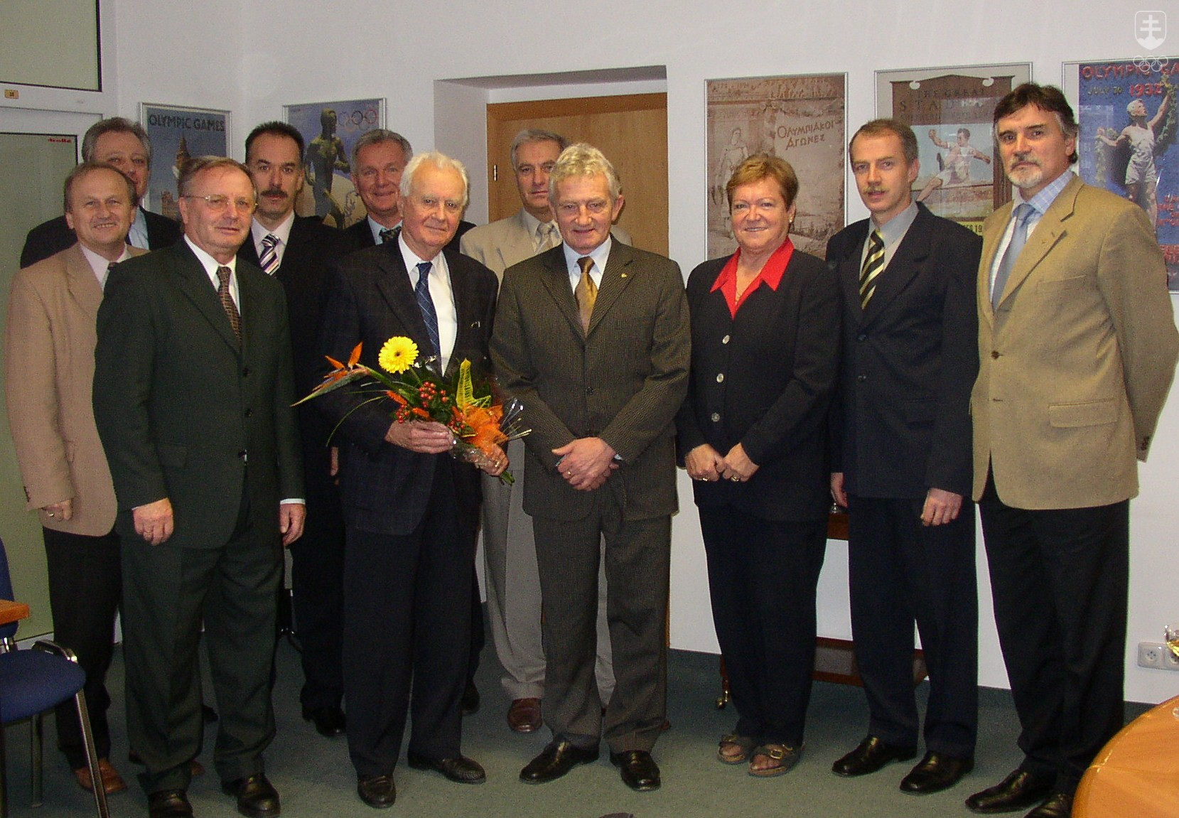 Vladimír Černušák v obklopení niekdajších členov výkonného výboru SOV po zasadnutí exekutívy, na ktorom mu blahoželali k životnému jubileu.