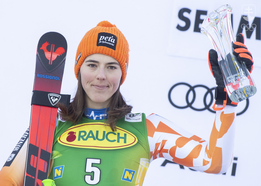 Petra Vlhová s trofejou za druhé miesto v utorňajšom obrovskom slalome v Semmeringu.