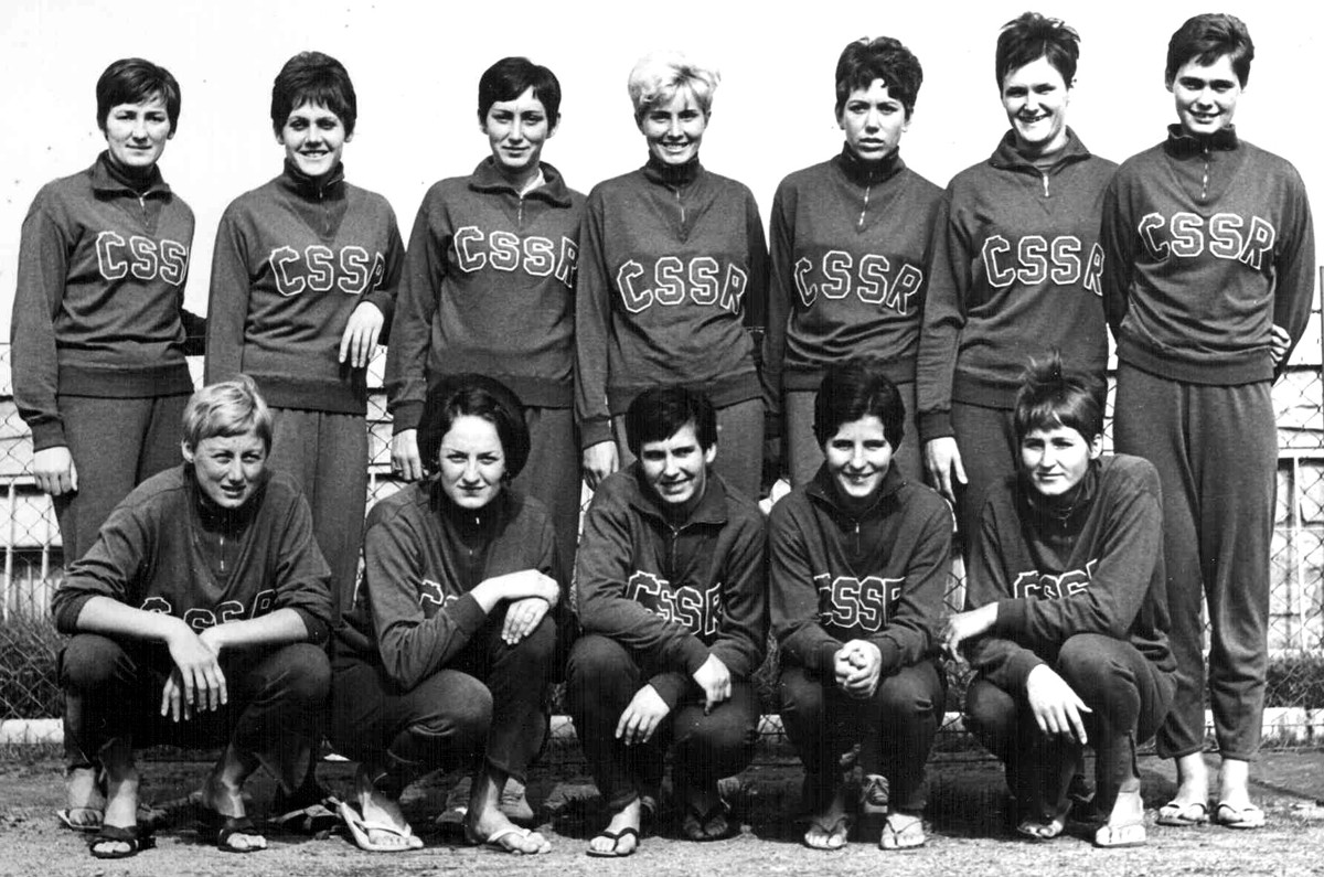 Šteste družstvo volejbalistiek ČSSR na OH 1968 v Mexico City. V hornom rade zľava Tichá, Široká, Bendeová, Štruncová, Šašková, Hrabáková a Vlasáková, dole Mifková, Poláková, Senecká, Mazúrová a aktuálna jubilantka Štefková.