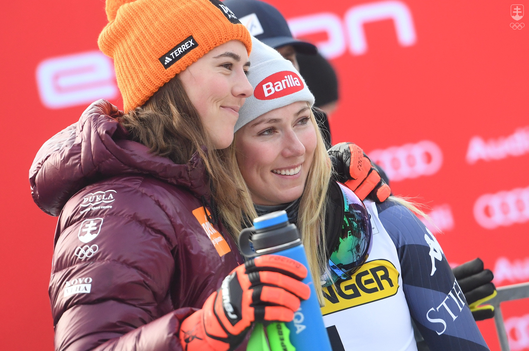 Na snímke vpravo americká lyžiarka Mikaela Shiffrinová oslavuje víťazstvo, vľavo štvrtá v cieli Slovenka Petra Vlhová v obrovskom slalome žien Svetového pohára v alpskom lyžovaní v Kranjskej Gore.