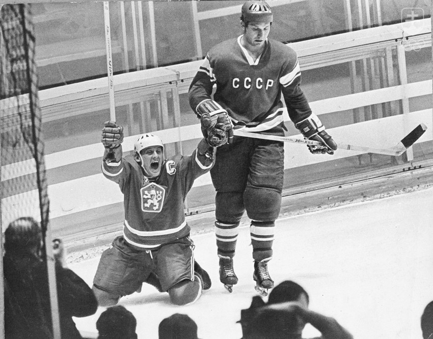 Jedna z najslávnejších fotografií Jozefa Golonku - jeho radosť po štvrtom góle do sovietskej siete na ZOH 1968 v Grenboli. V pozadí obrovitý obranca tímu ZSSR Ragulin.