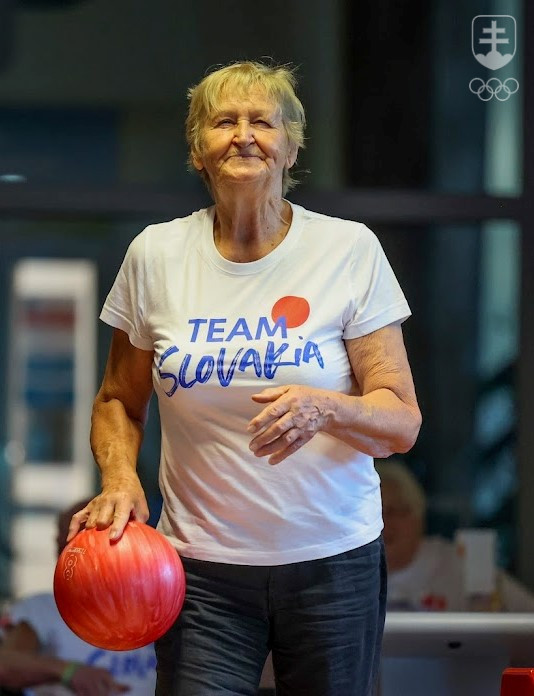Pavlína Kohútová s kolkárskou guľou počas športového popoludnia v rámci vlaňajšieho liečebného pobytu našich športových osobností v seniorskom veku, ktorý im v Kúpeľoch Dudince každoročne poskytuje Nadácia SOŠV.